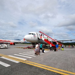 Malaysia: Ông Bụt không bọt xà-bông dắt đi kiếm xe bus